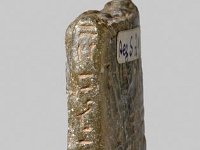 Aeg S 21 Seite  Aeg S 21, Mittel- bis spätptolemäisch (ca. 180 - 30 v. Chr.), Horusstele, Steatit, H 5,0 cm, B 2,7 cm, T 1,1 cm : Bestandskatalog Ägypten, Museumsfoto: Claus Cordes